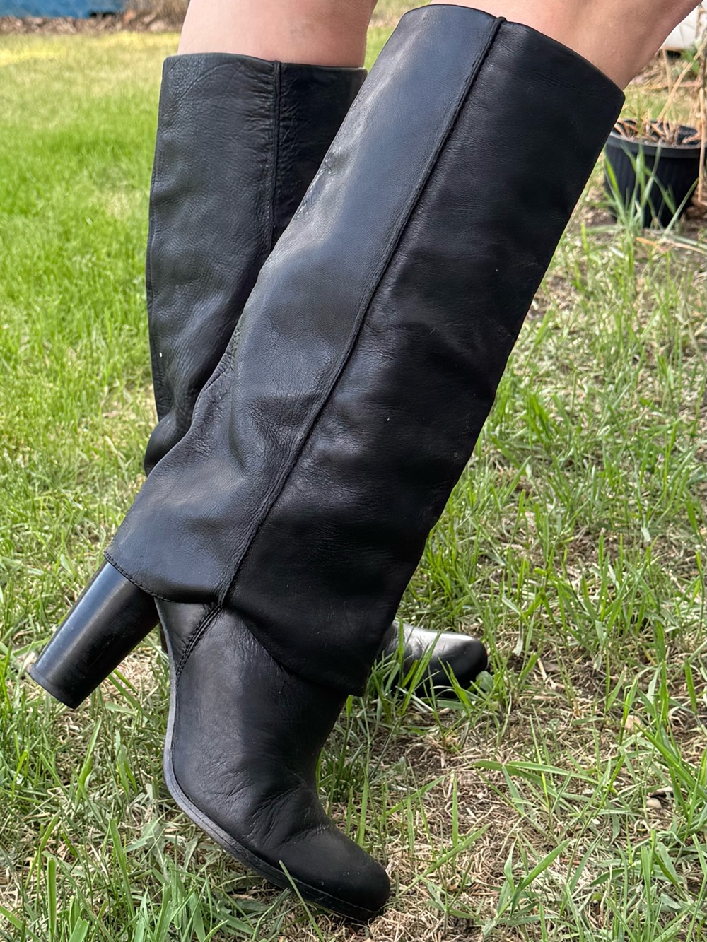 Vero Cuoio Knee High Boot black. leather slouchy, cuffed almond-toe block heel